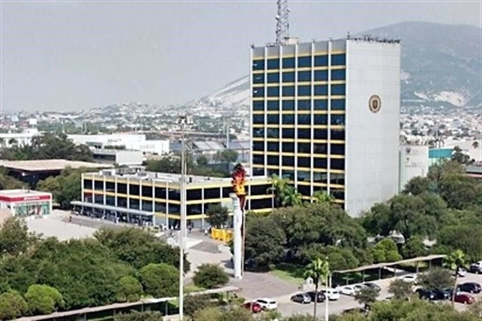 La UANL recurrió a empresas factureras y fantasmas que se llevaron por lo menos 700 millones de pesos, en muchos casos por servicios a costos inflados o cuya ejecución no puede ser comprobada.