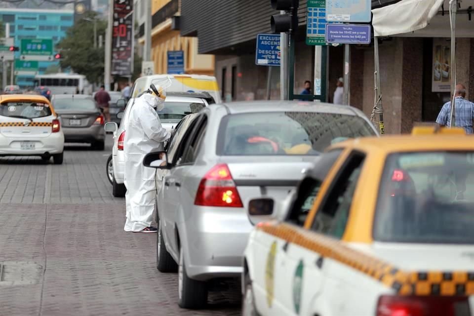 Los módulos drive thru de Zaragoza en Monterrey, Sendero en Escobedo, Miguel Alemán en Apodaca e Israel Cavazos en Guadalupe han incrementado el número de personas que acuden.