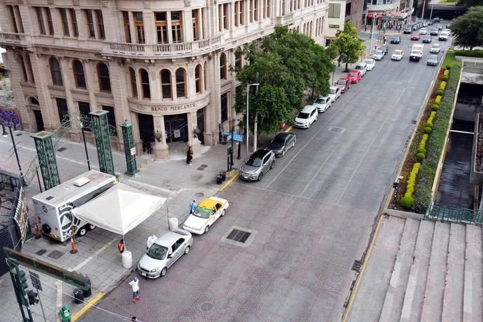 Los módulos drive thru de Zaragoza en Monterrey, Sendero en Escobedo, Miguel Alemán en Apodaca e Israel Cavazos en Guadalupe han incrementado el número de personas que acuden.