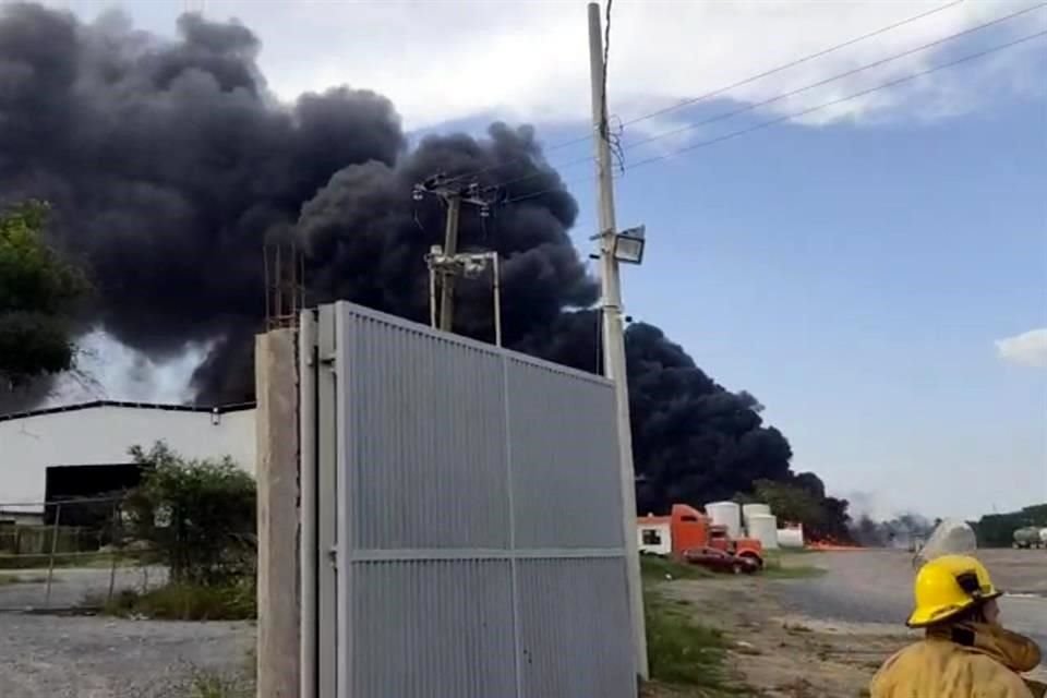 Bomberos y rescatistas se coordinaron para sofocar las llamas del incendio que ocasionó una columna de humo negro de más de 40 metros de altura.