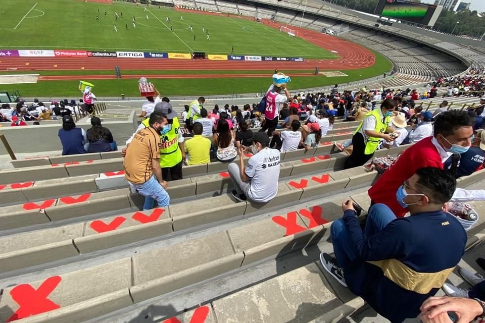 Así marcaron los asientos de cemento en las tribunas universitarias.