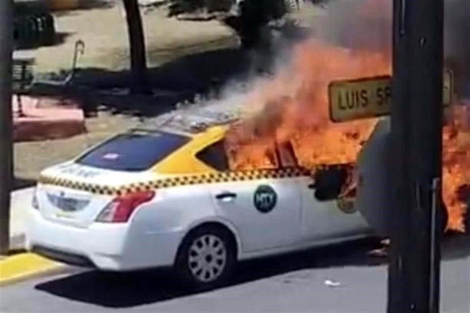 Un taxi ardió por completo en la Colonia Colinas de San Jerónimo