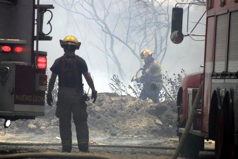 El viento provocó que el incendio se extendiera.