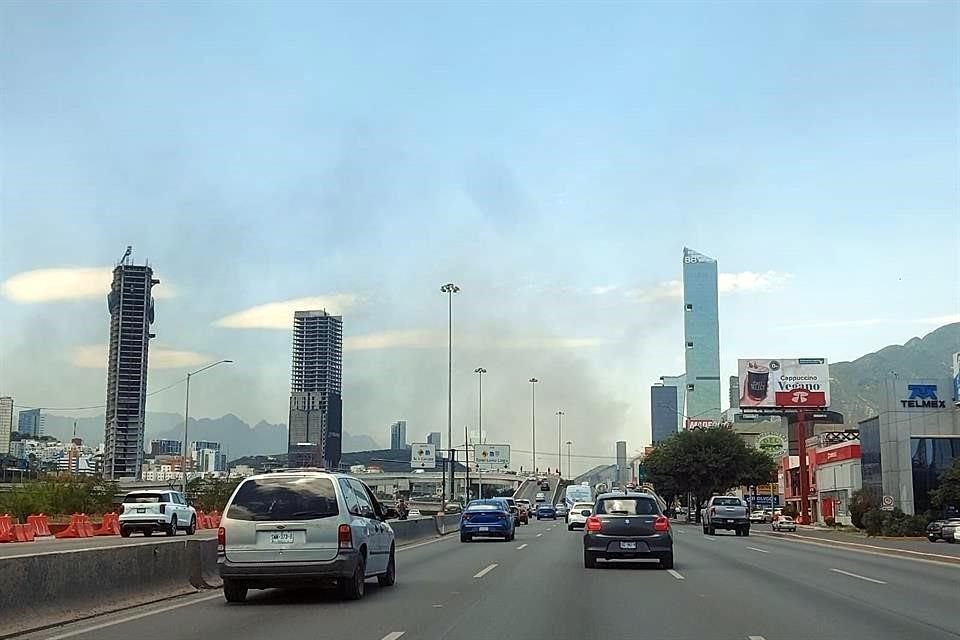 El incendio de Santa Catarina se podía observar la Avenida Constitución.