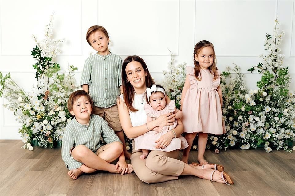 Valeria Richardson de García Triana con sus hijos Rodrigo, Emilio, Jimena y Cordelia García Triana