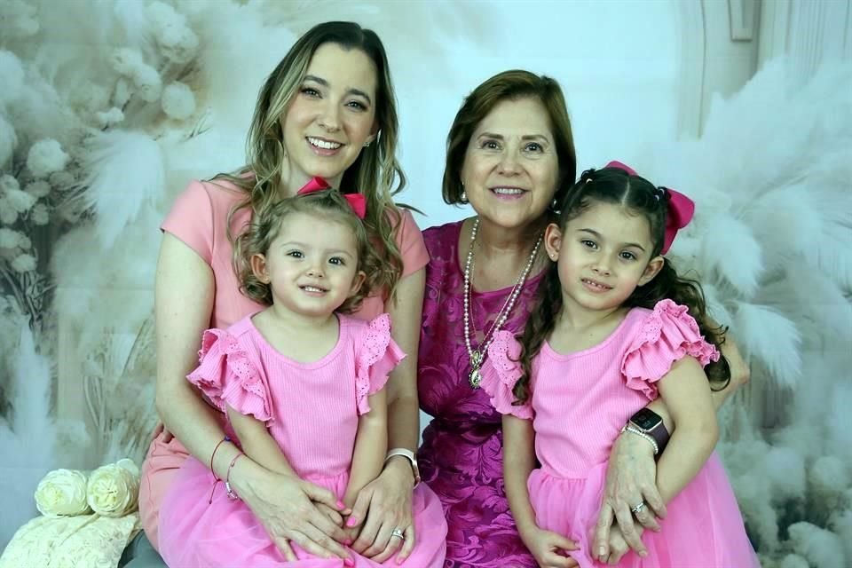 Maribel Riojas Treviño, María del Carmen Treviño de Riojas, Isabella Thomae Riojas e Ivanna Thomae Riojas