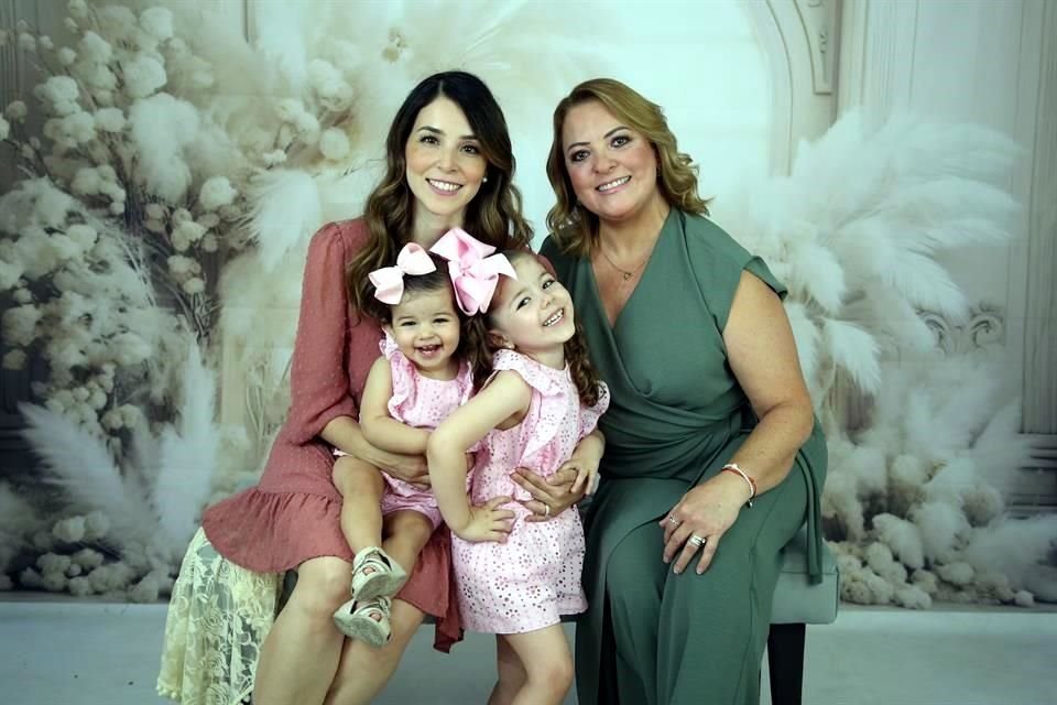 Laura Graciela Garza, Laura Sánchez, Catalina Medina y María Emilia Medina