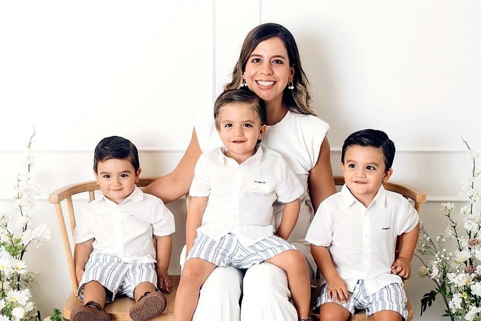 Mafer Huerta de Castro con Santiago, Patricio y Elías Castro Huerta