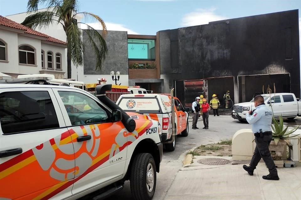 Un incendio dañó parte de una residencia y dos vehículos en el sector de Las Lajas.