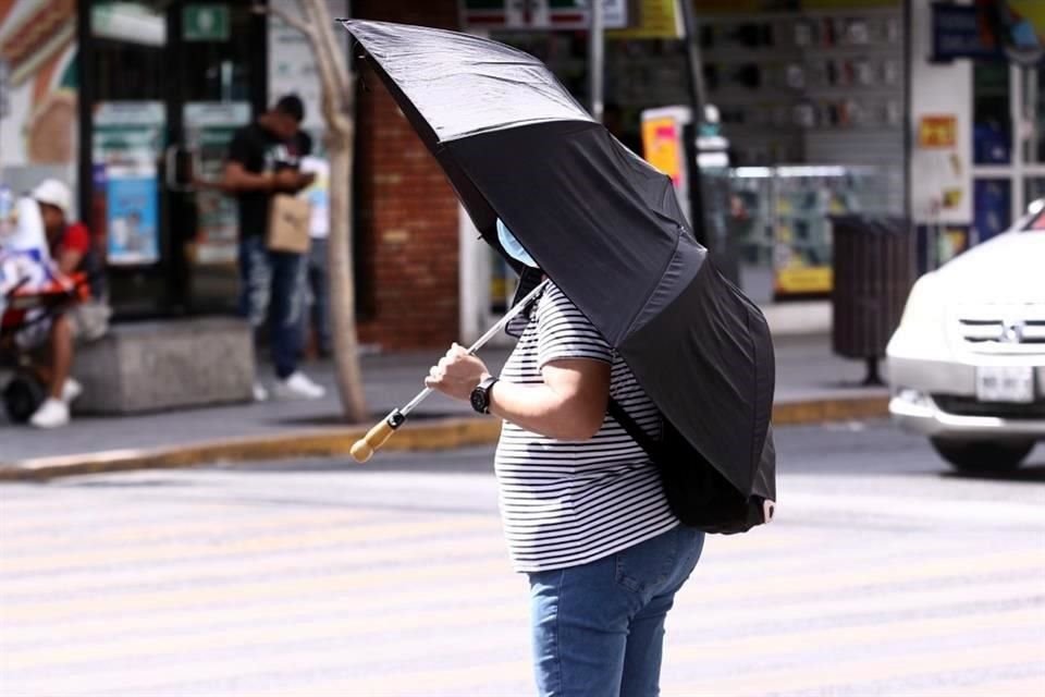 El calor atrapó a los paseantes del Centro, que salieron con sombrillas para mitigar las altas temperaturas.