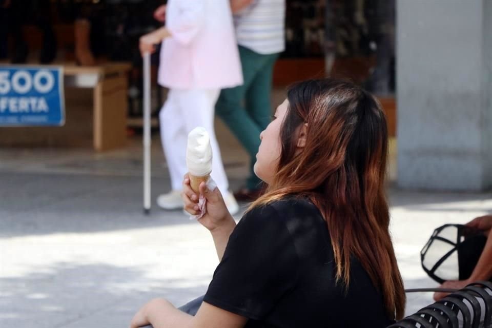 Otras personas se inclinaron por comer helados para ganarle al calor.
