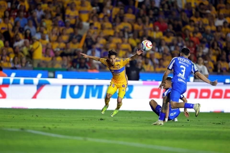 Tigres comenzó buscando por las bandas.