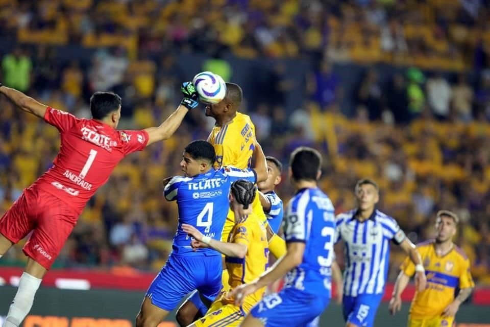 Más de las acciones del triunfo de Rayados 2-1 sobre Tigres en la ida de Cuartos de Final.