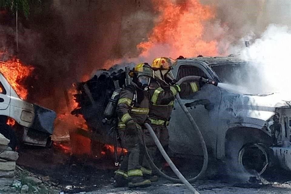 En la Colonia Independencia, un camión de 3.5 toneladas de carga se incendió tras una falla del área del motor.