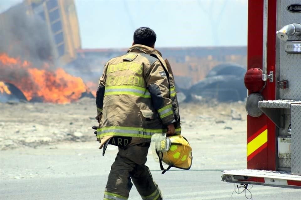 En Santa Catarina, se desató un incendio de basura y llantas en predios baldíos.