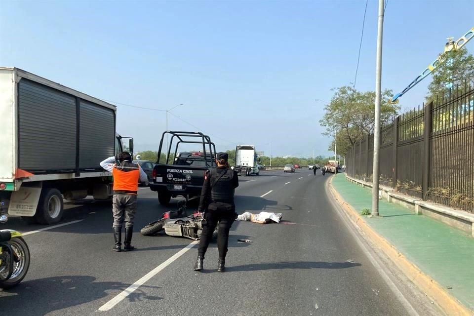 La víctima, no identificada, quedó en el carril derecho de circulación y su moto en el central.