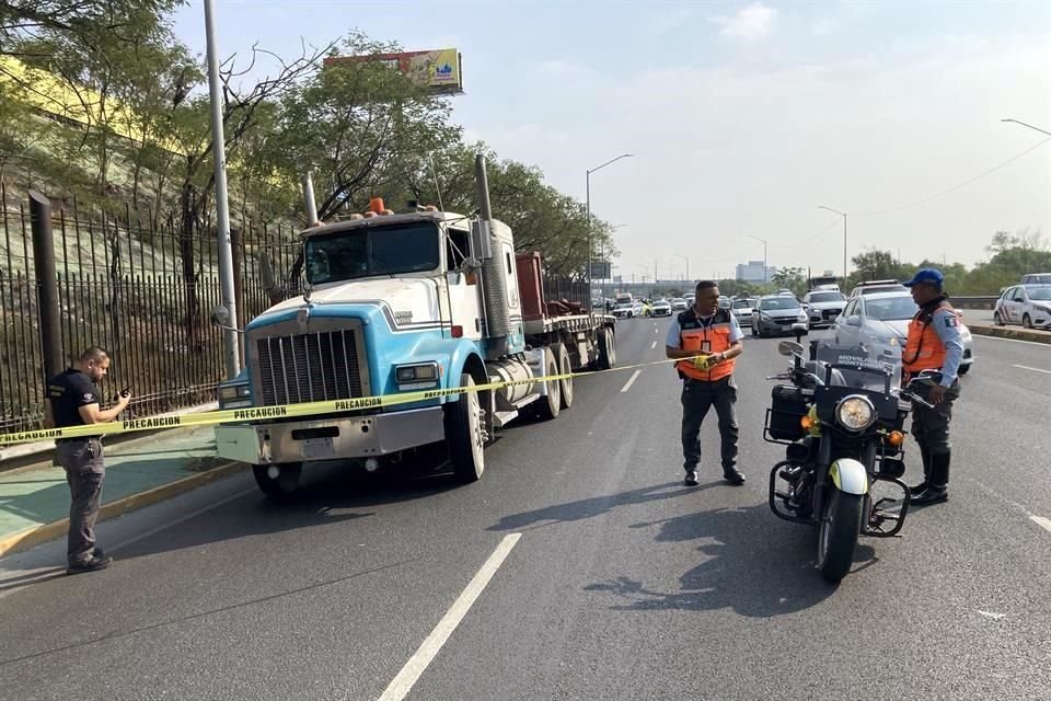 Metros adelante se detuvo el tráiler que lo impactó.