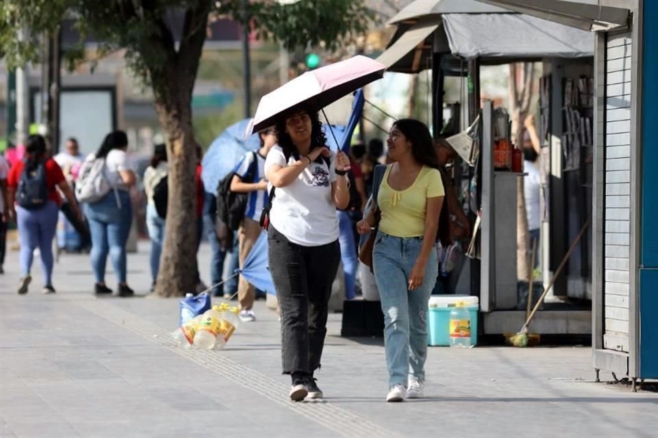 La onda de calor provocó temperaturas de más de 45 grados en Apodaca, Aramberri y Linares.