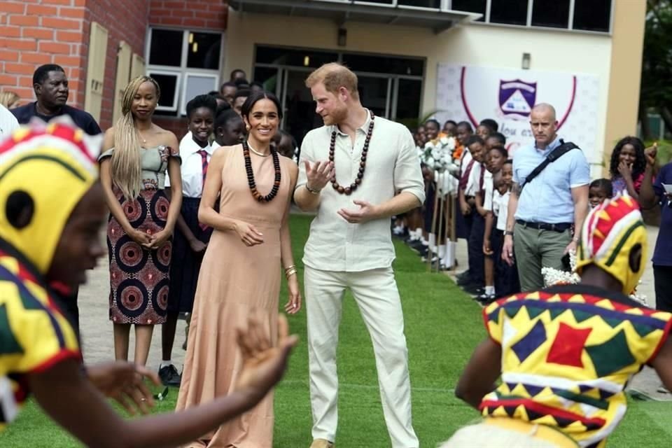 El Príncipe Enrique y Meghan hablaron de salud mental en su primera visita a Nigeria, en un foro organizado por una escuela.