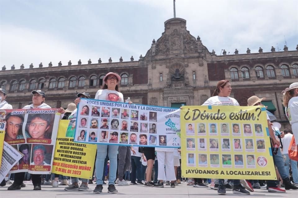 Colectivos de estados como Sonora, Guerrero, Veracruz y Morelos, marcharon hasta Palacio Nacional para exigir que se justicia y esclarecimiento a las carpetas de investigación.