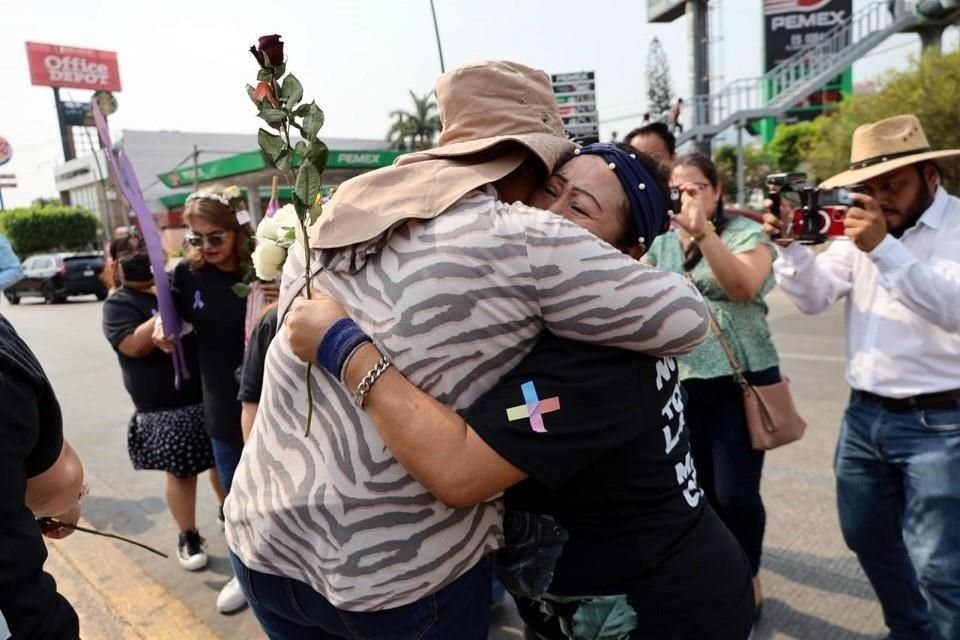 Las protestas se realizaron en diversas ciudades del País, como en Tuxtla Gutiérrez, Chiapas, donde madres entregaron rosas muertas como protesta.