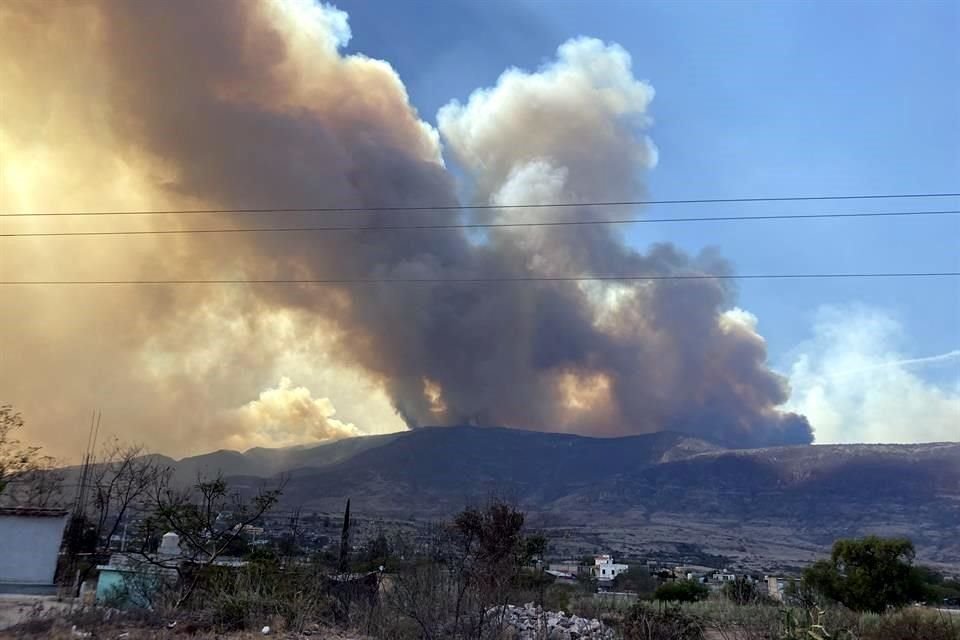 El INAH informó que el Gobierno del Estado y la Secretaría de la Defensa Nacional trabajan para mitigar el incendio. Usuarios en redes sociales urgieron ayuda.