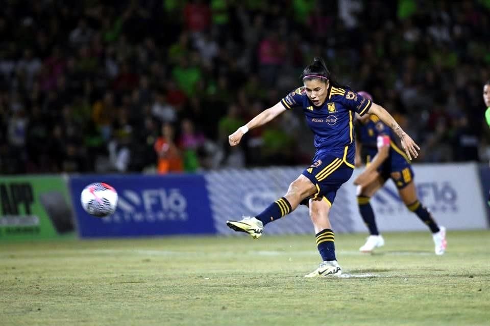 Lizbeth Ovalle cobró un penal, pero mandó el balón al travesaño, pero Maricarmen contrarremató de cabeza para el 1-0 al minuto 65.
