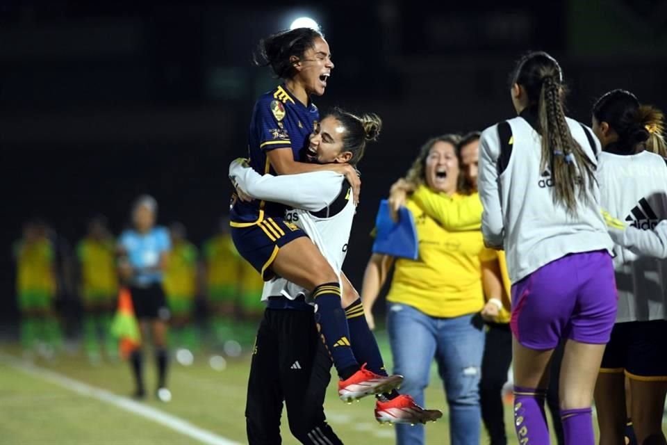 La emoción del gol hizo estallar hasta a la banca.