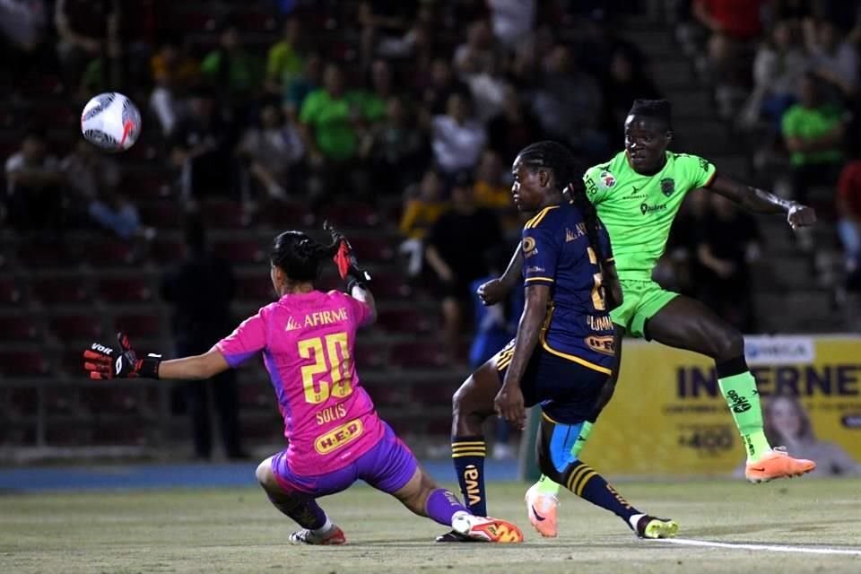 En el juego hubo pocas emociones, y la clave para el triunfo felino fue un par de atajadas de Ofelia Solís, quien suplió a la lesionada Cecilia Santiago.