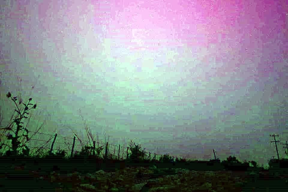 En una fotografía compartida por un usuario que se identificó como Omar Ortiz en la plataforma de Facebook, aparece lo que sería el rastro de la aurora boreal en General Terán.
