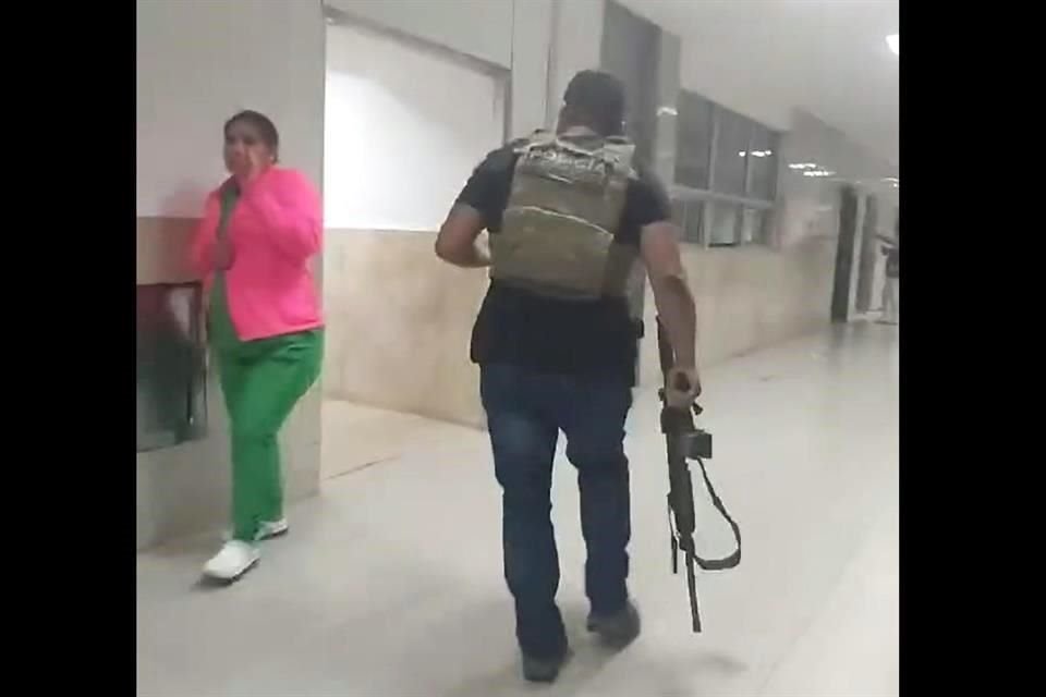 Los policías entraron armados al hospital en búsqueda del presunto sospechoso.