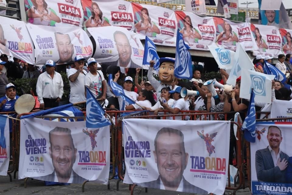 'Con las banderitas mismas nos cubrimos el calor. En el primero estuvo el aguacerazo a lo que da, pero no nos fuimos. Aquí estuvimos apoyándolo', comentó simpatizante.