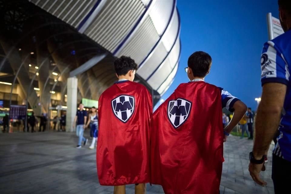 Aficionados de Rayados se pusieron a tono con el Supermán del Monterrey.