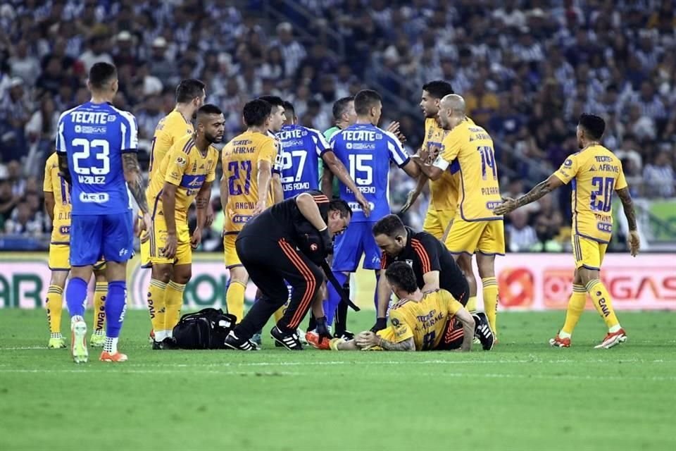 Gorriarán recibió una patada accidental del 'Corcho' y quedó lesionado un momento.