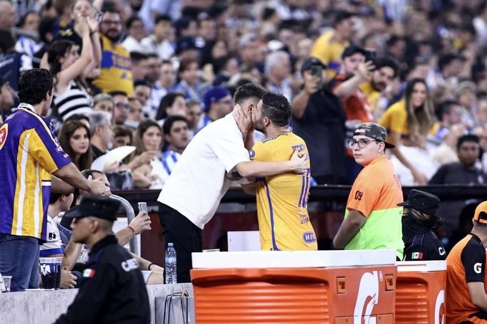 Gignac corrió a festejar su gol con su hijo.