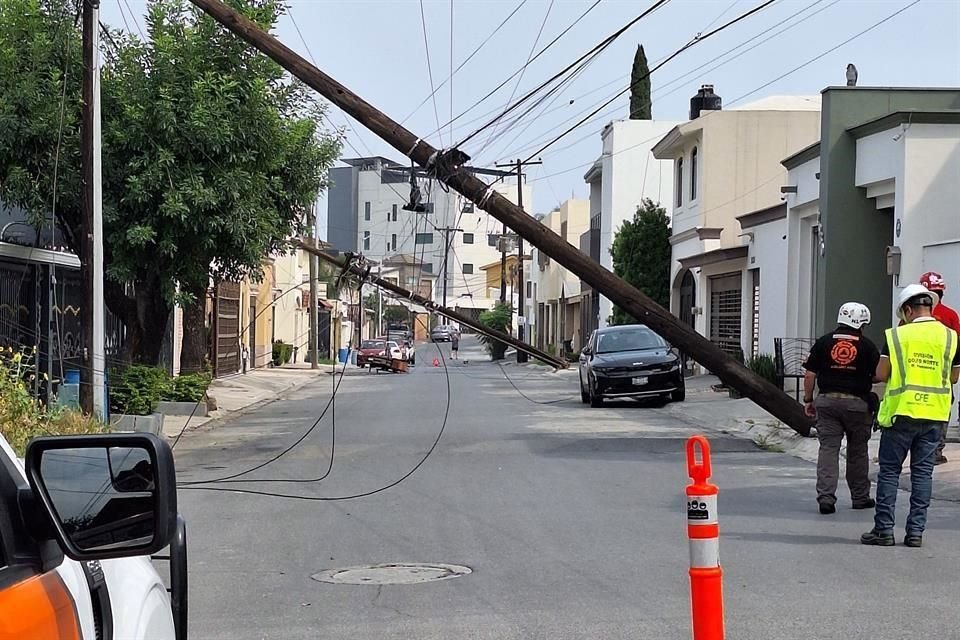 Alrededor de las 14:30 horas, vecinos reportaron un fuerte estruendo en la calle Edwin Aldrin, que cimbró algunas de las viviendas.
