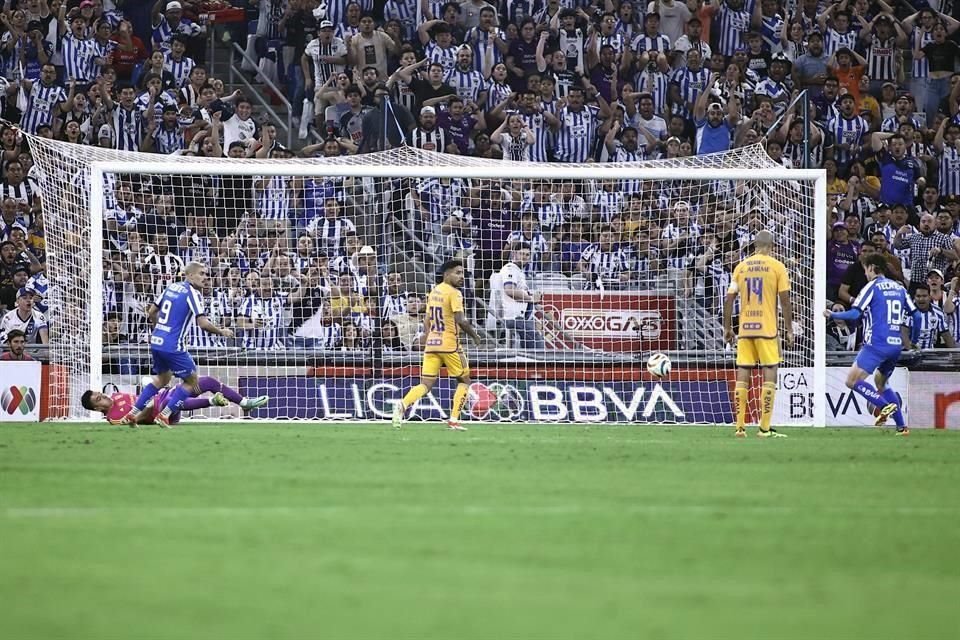 Al mediocampista del Monterrey le quedó este balón en el área y sólo tuvo que empujar.