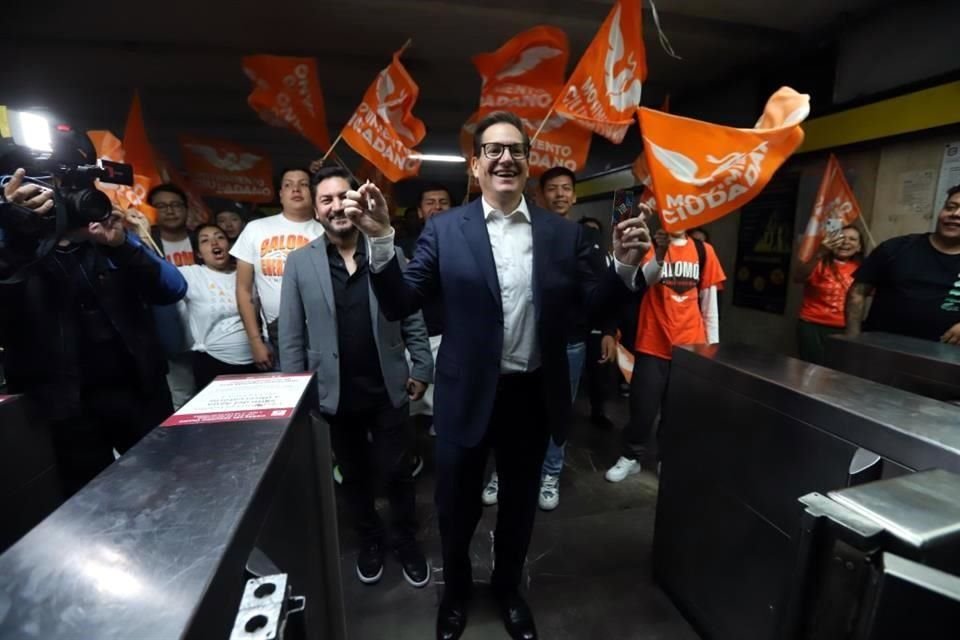 Salomón Chertorivski, candidato de MC, realizó un viaje en Metro al finalizar el debate.