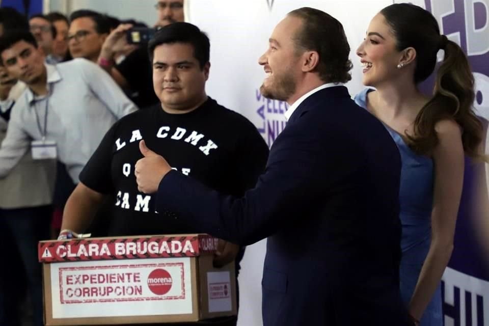 Santiago Taboada, Candidato a Jefe  e Gobierno de la Ciudad de México, llegó con una caja de cartón.