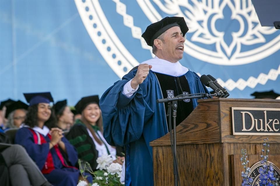 Jerry Seinfeld estuvo presente en la graduación donde recibió un doctorado honoris causa.