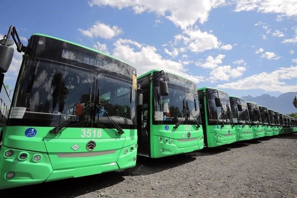 El Gobierno estatal puso en marcha cinco nuevas rutas con 60 camiones en Monterrey, donde contiende la esposa del Gobernador por la Alcaldía.