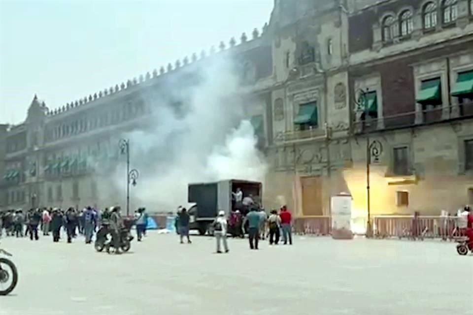 De acuerdo con el reporte policiaco, normalistas de Ayotzinapa lanzaron ayer petardos, cohetones, vallas y hasta piezas del mobiliario del Zócalo contra el Palacio Nacional.