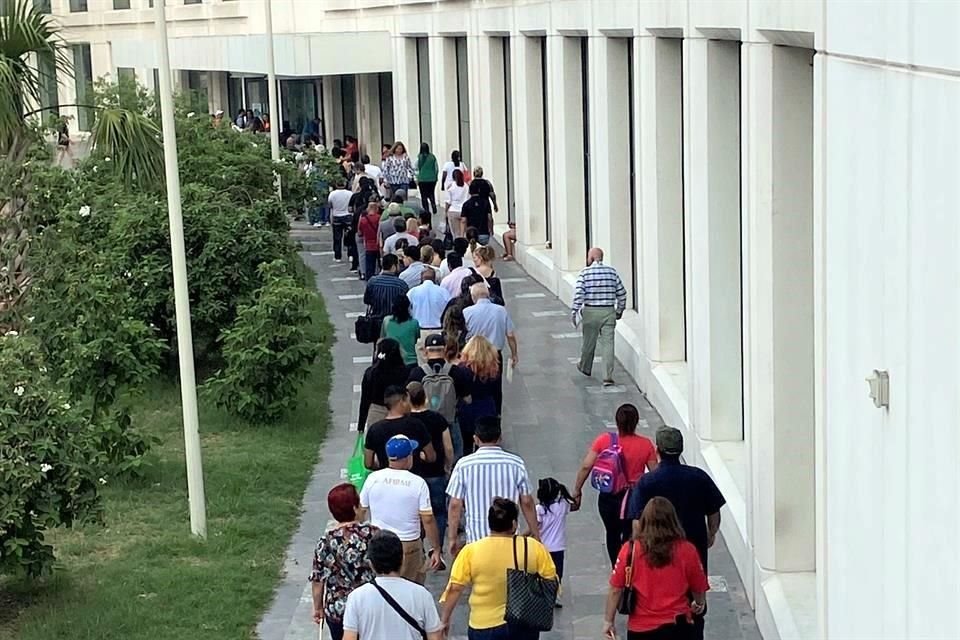 EL NORTE constató que hay personas que han tenido que acudir hasta tres días para solicitar el trámite.