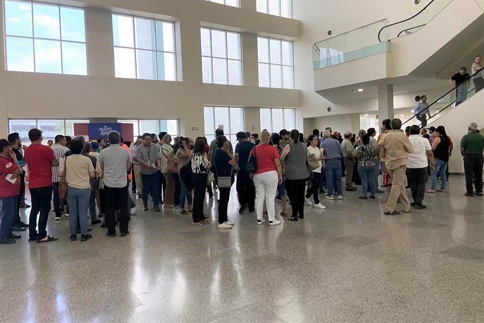 EL NORTE constató que hay personas que han tenido que acudir hasta tres días para solicitar el trámite.
