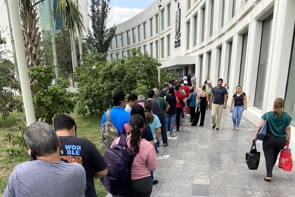 EL NORTE constató que hay personas que han tenido que acudir hasta tres días para solicitar el trámite.