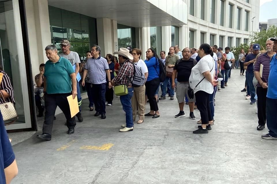 EL NORTE constató que hay personas que han tenido que acudir hasta tres días para solicitar el trámite.