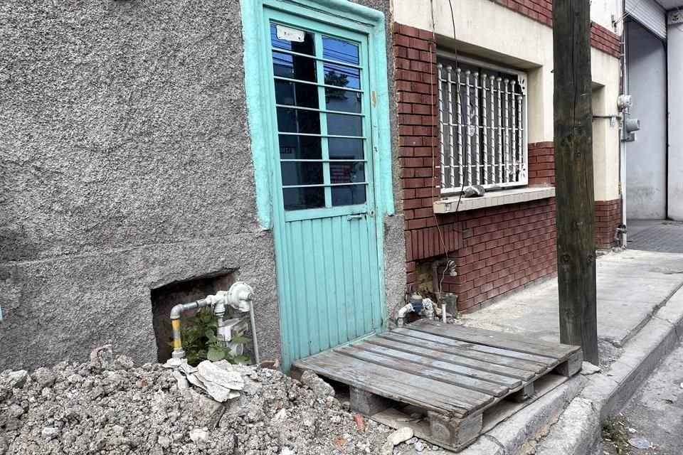 La zanja fue reportada desde el pasado 24 de abril, pero Agua y Drenaje no atiende el reporte.