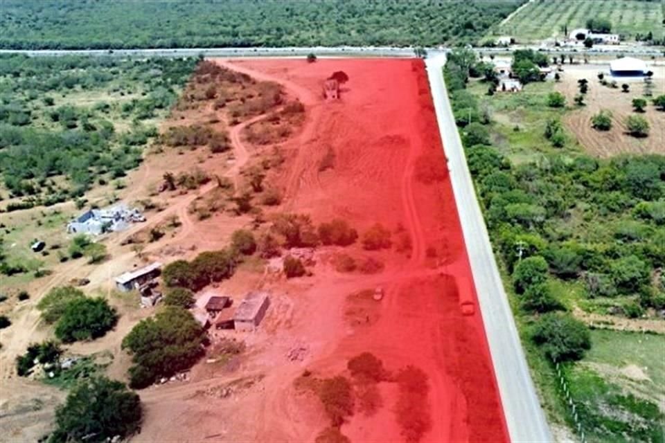 El predio en disputa (en rojo) fue expropiado por el Estado para construir la Carretera Interserrana.