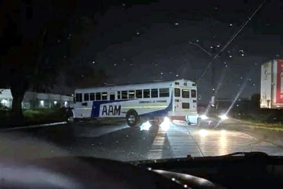 Para bloquear avenidas, delincuentes armados despojaron a choferes de las unidades de transporte que manejaban.