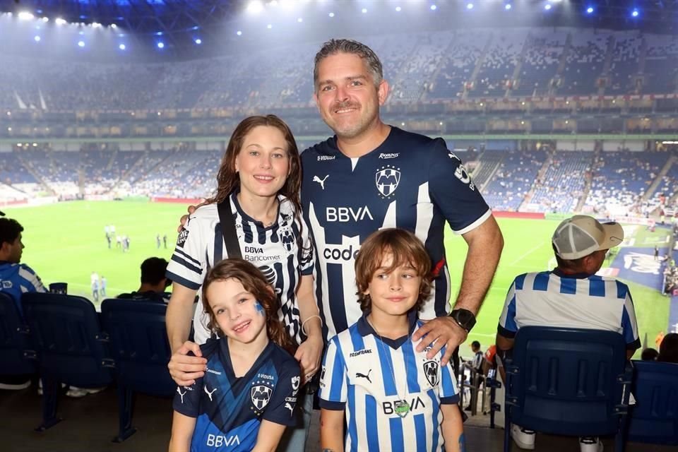 Denise Rosiles, Jorge Canales, Valeria Canales y Ángel Canales